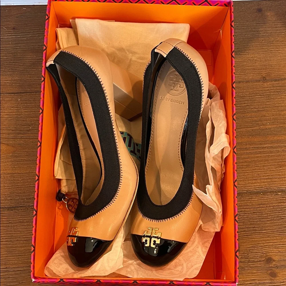 Tory Burch Jolie 75MM Pump Classic Sheep Soft Patent Tory Beige/ Black - Picture 16 of 16